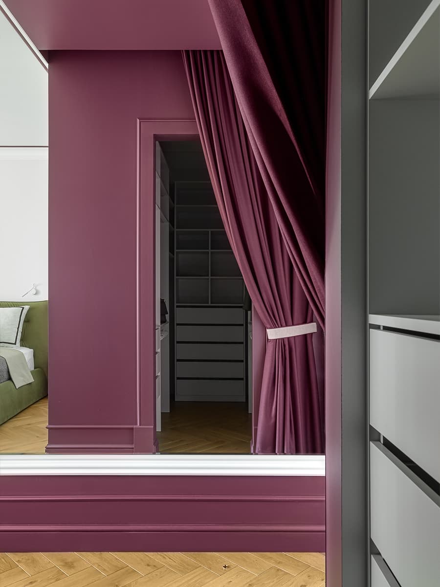 Диалог двух супругов в красочном интерьере квартиры — проект Полины Караванской