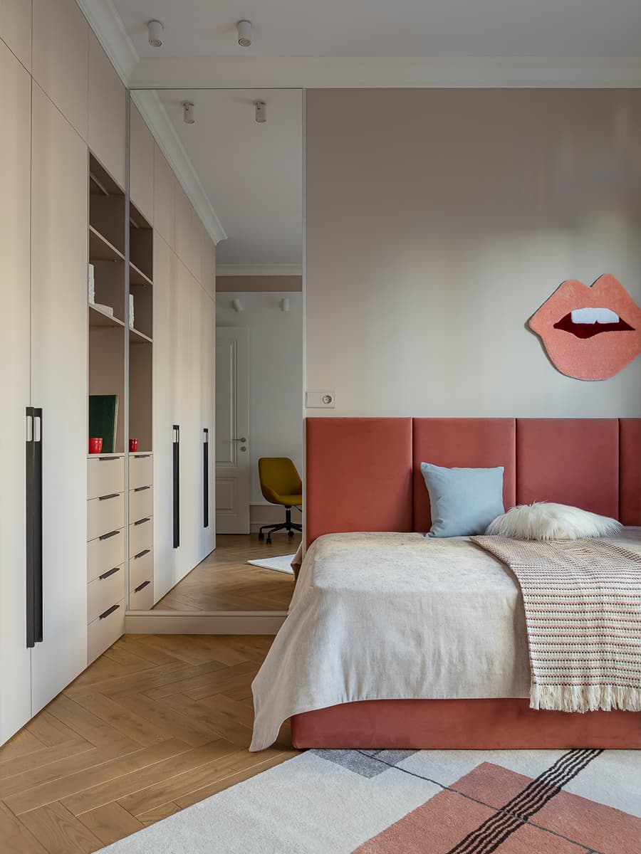 Диалог двух супругов в красочном интерьере квартиры — проект Полины Караванской w3