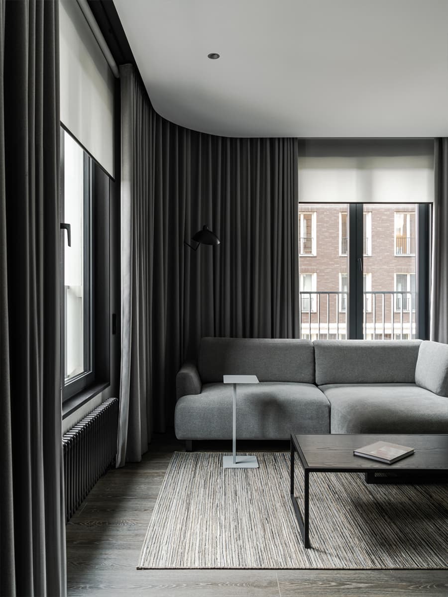 Серые и изумрудные оттенки в интерьере квартиры для пары — проект Артема Алексеева