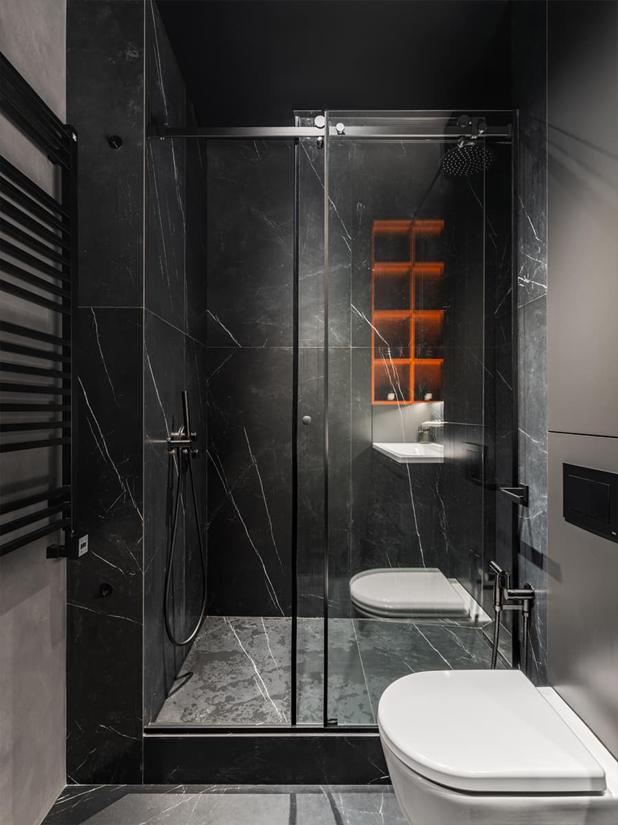 Серые и изумрудные оттенки в интерьере квартиры для пары — проект Артема Алексеева