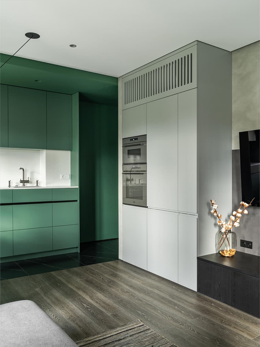 Серые и изумрудные оттенки в интерьере квартиры для пары — проект Артема Алексеева