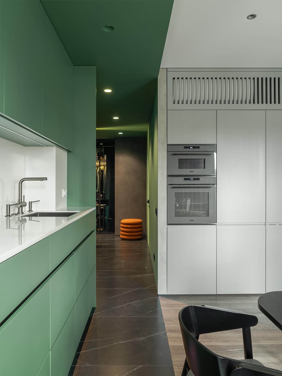 Серые и изумрудные оттенки в интерьере квартиры для пары — проект Артема Алексеева