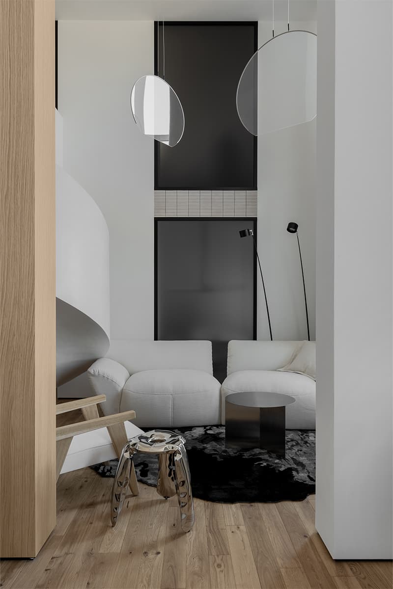 Винтовая лестница и оригинальный мастер-блок в двухуровневой квартире — проект студии Ego Design