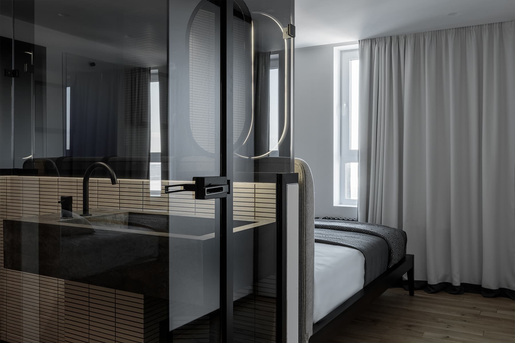 Винтовая лестница и оригинальный мастер-блок в двухуровневой квартире — проект студии Ego Design