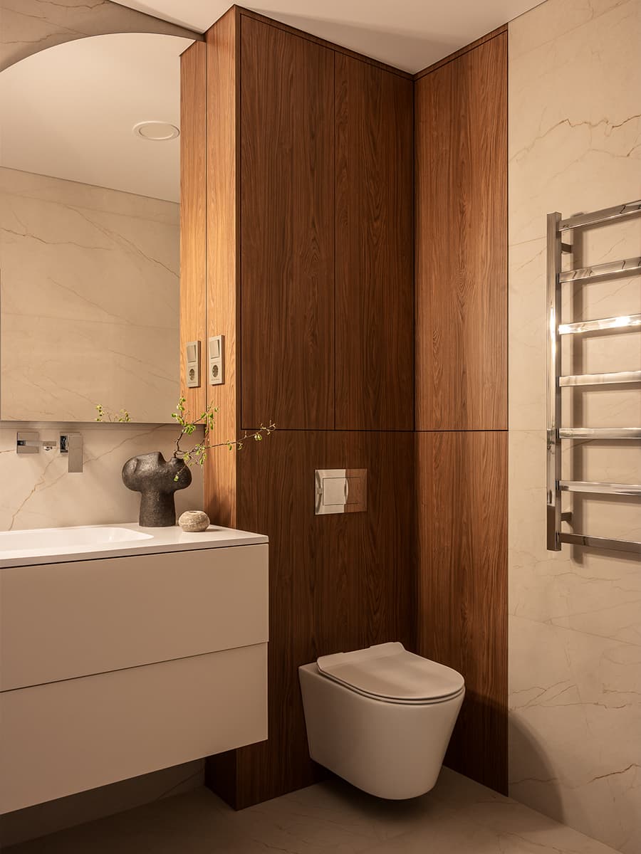 Карамельные оттенки в интерьере квартиры с акцентными полотнами — проект Дарьи Марченко