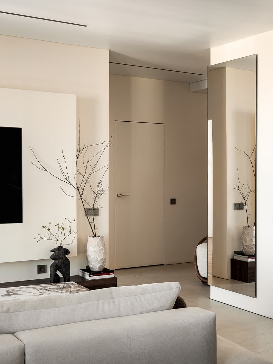 Карамельные оттенки в интерьере квартиры с акцентными полотнами — проект Дарьи Марченко w3