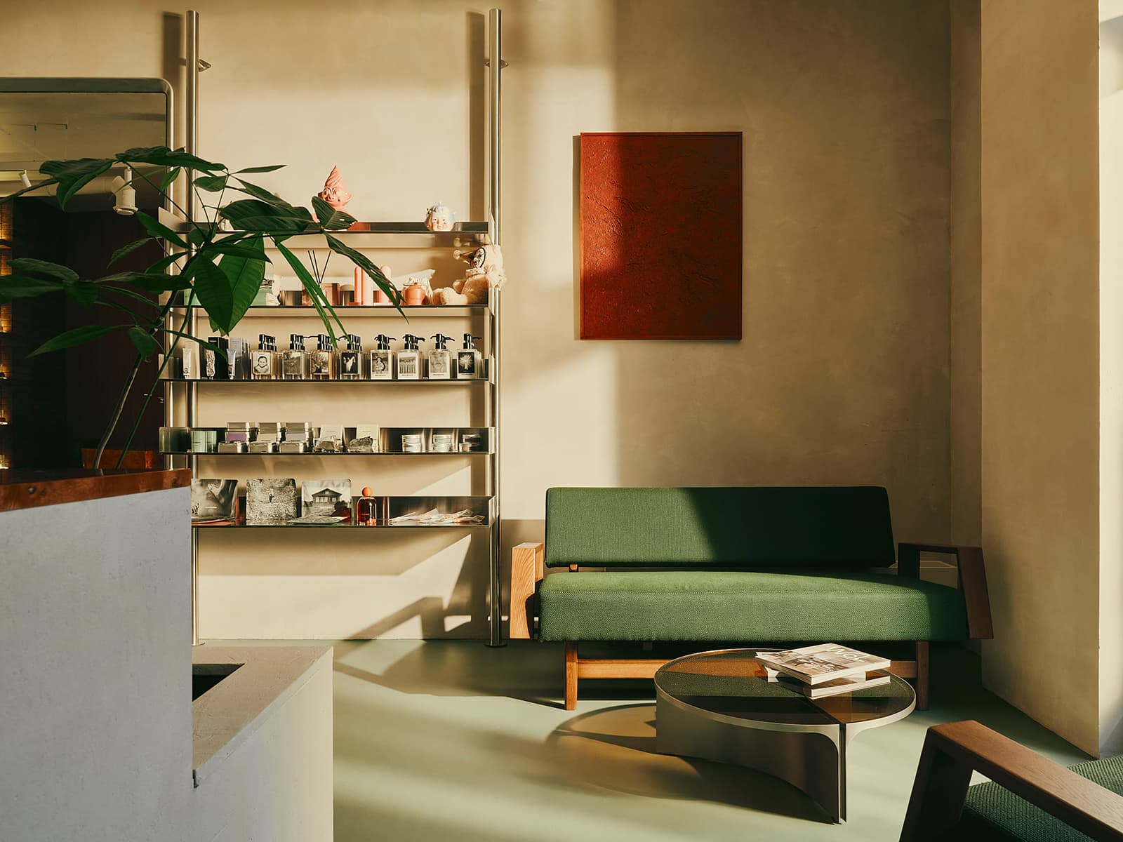 Контрастный микс материалов в интерьере салона красоты — проект Екатерина Рыбалко