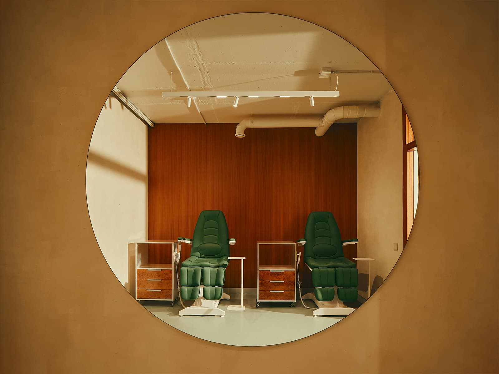 Контрастный микс материалов в интерьере салона красоты — проект Екатерина Рыбалко