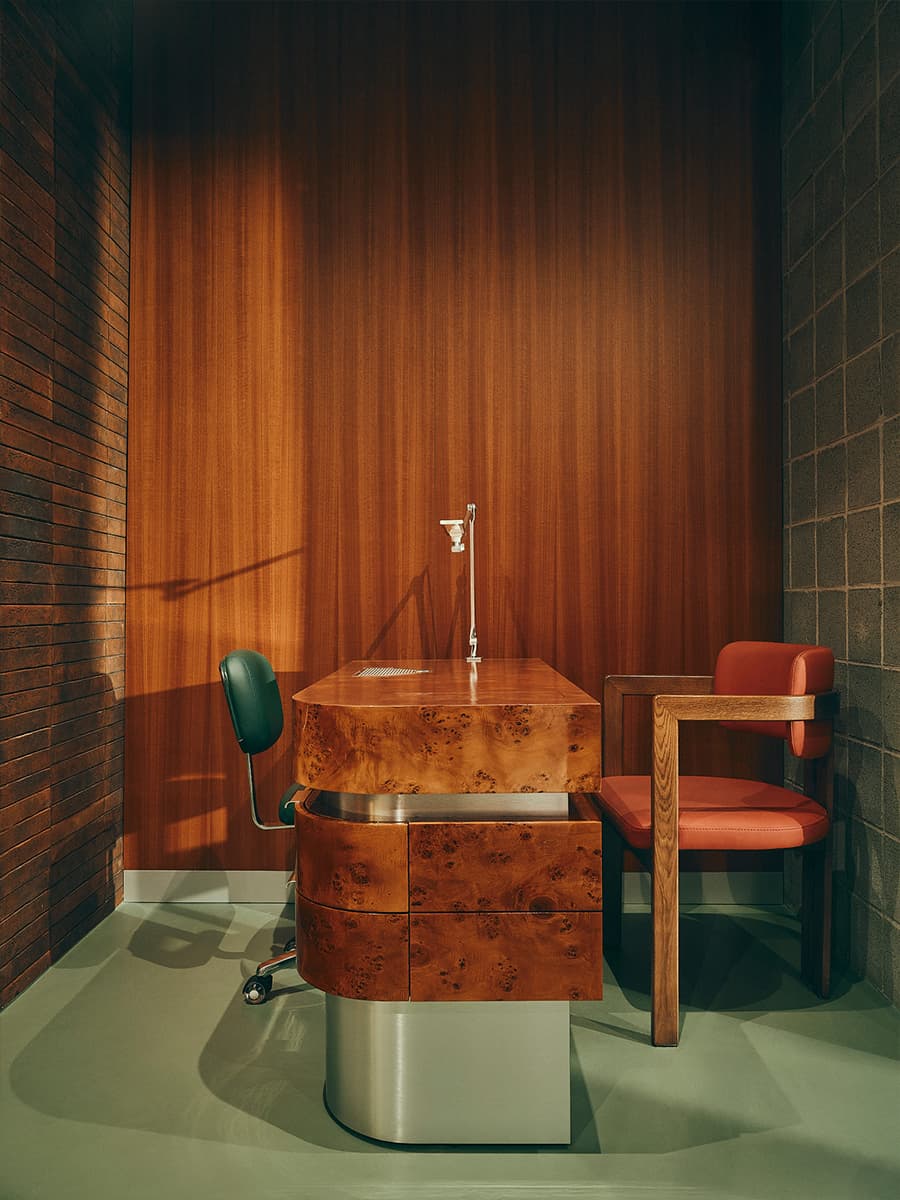 Контрастный микс материалов в интерьере салона красоты — проект Екатерина Рыбалко