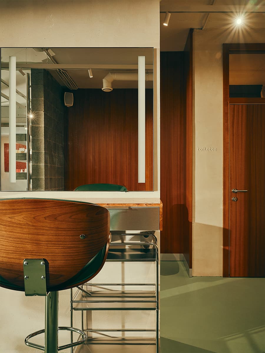 Контрастный микс материалов в интерьере салона красоты — проект Екатерина Рыбалко