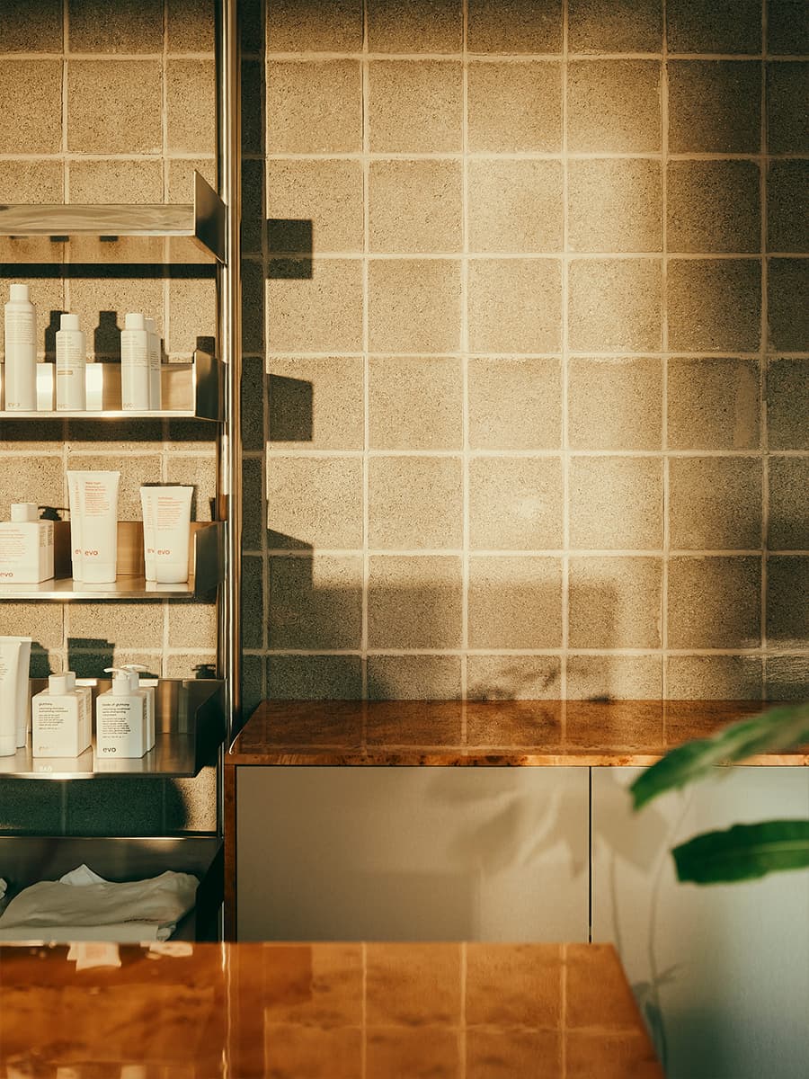 Контрастный микс материалов в интерьере салона красоты — проект Екатерина Рыбалко