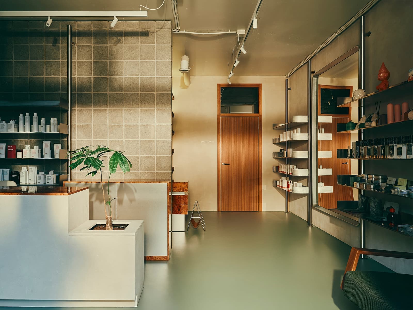 Контрастный микс материалов в интерьере салона красоты — проект Екатерина Рыбалко