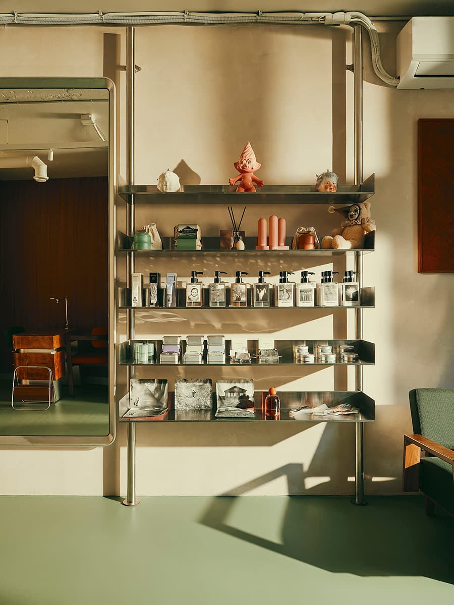 Контрастный микс материалов в интерьере салона красоты — проект Екатерина Рыбалко