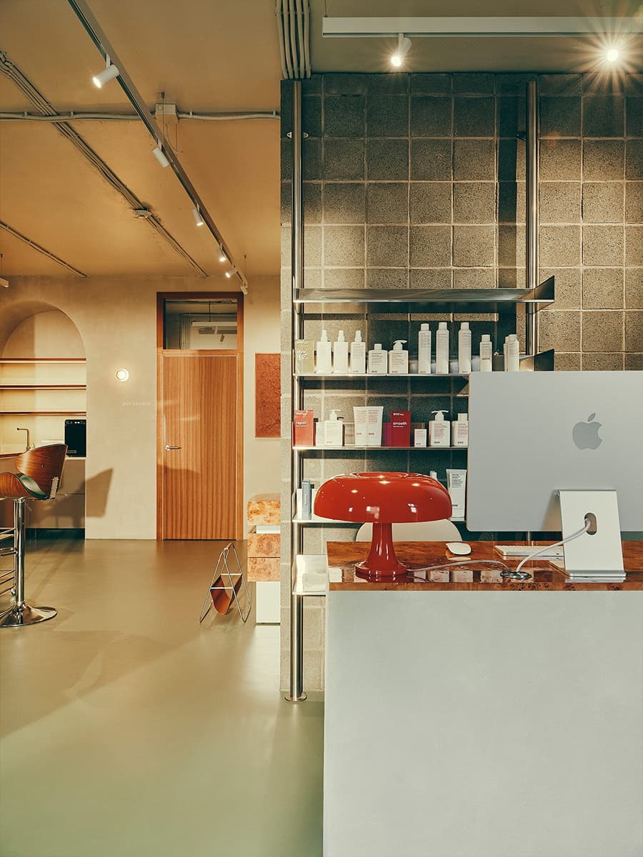 Контрастный микс материалов в интерьере салона красоты — проект Екатерина Рыбалко