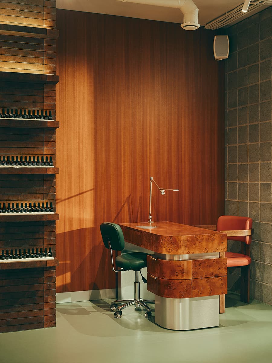 Контрастный микс материалов в интерьере салона красоты — проект Екатерина Рыбалко