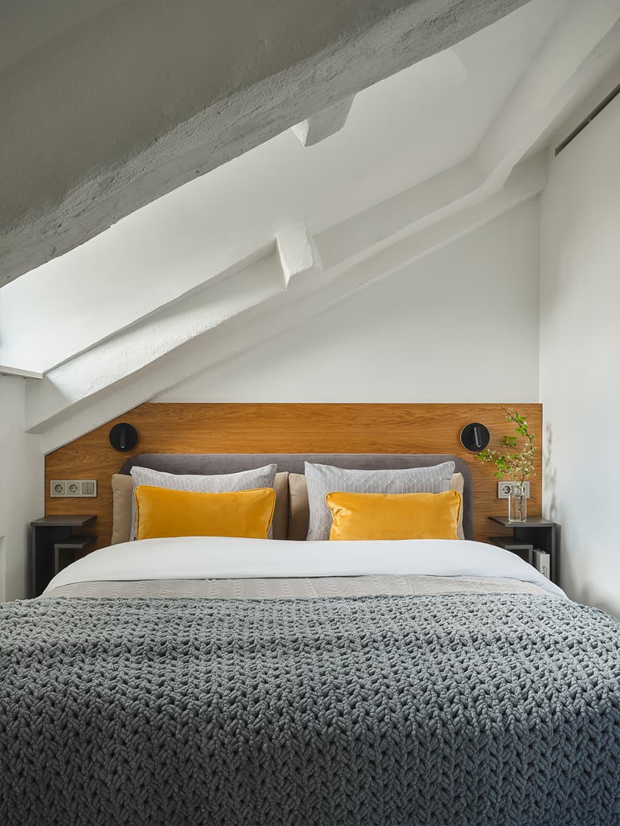 Арочный потолок и высокие окна в необычном интерьере квартиры — проект Дарьи Шатиловой