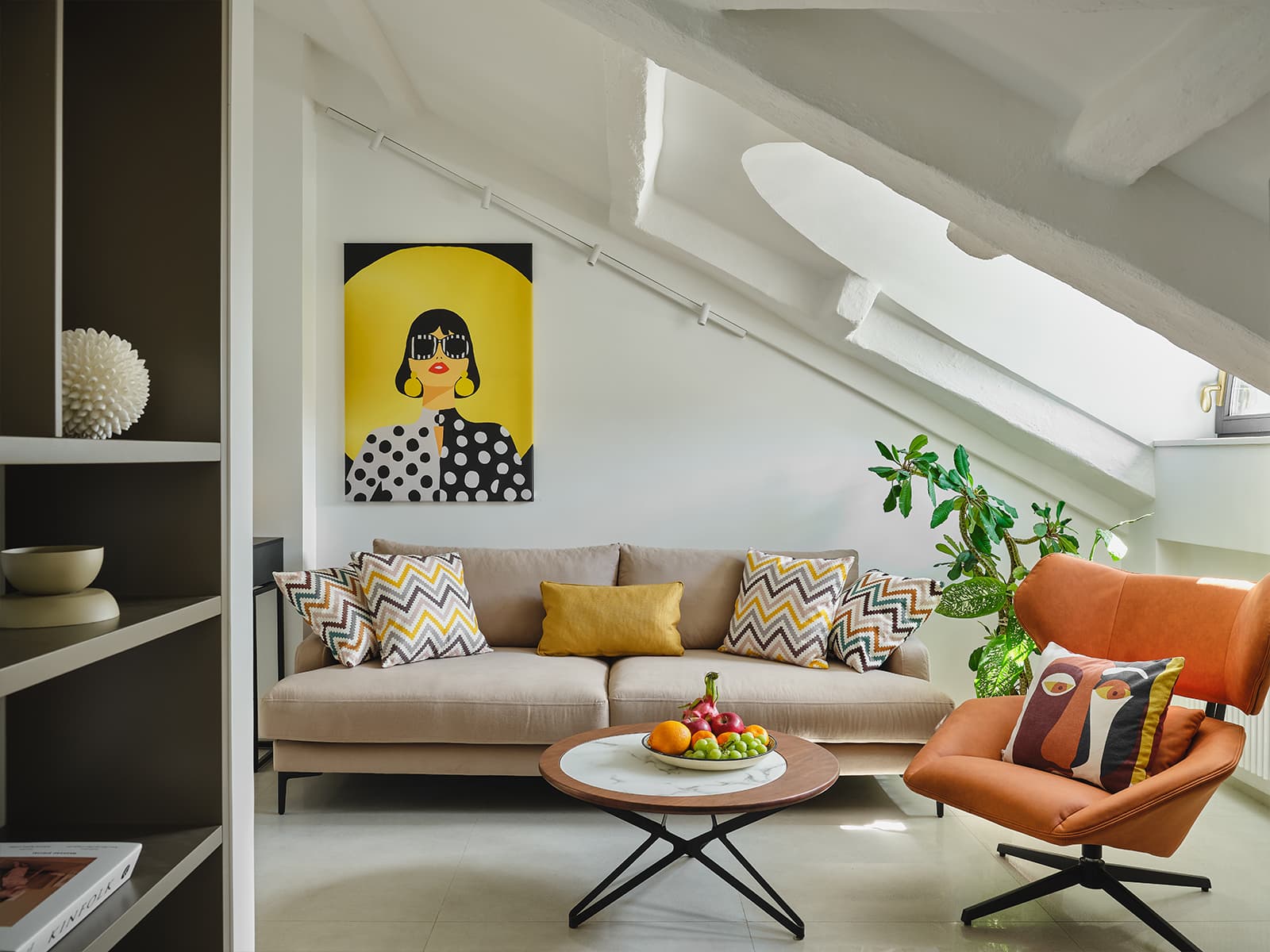 Арочный потолок и высокие окна в необычном интерьере квартиры — проект Дарьи Шатиловой