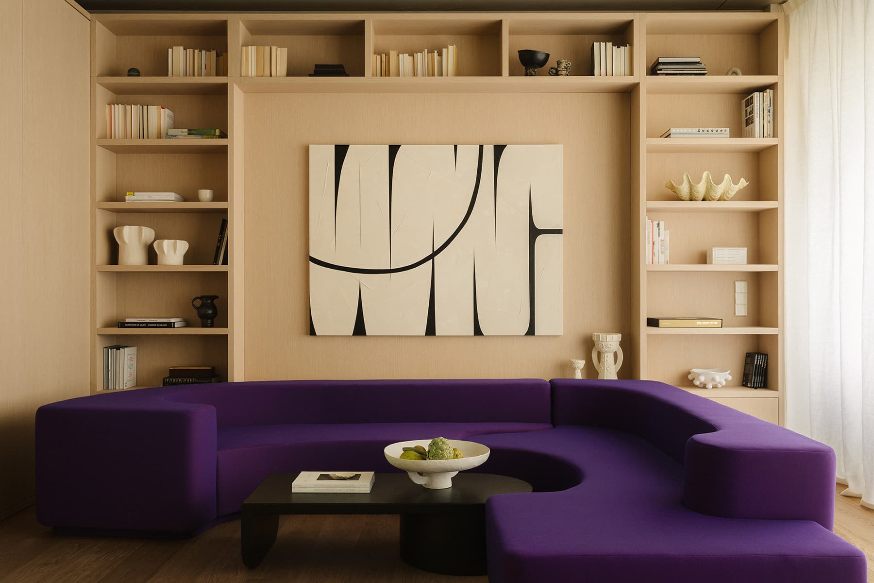 Обволакивающий интерьер квартиры с акцентным искусством — проект TAKK Studio