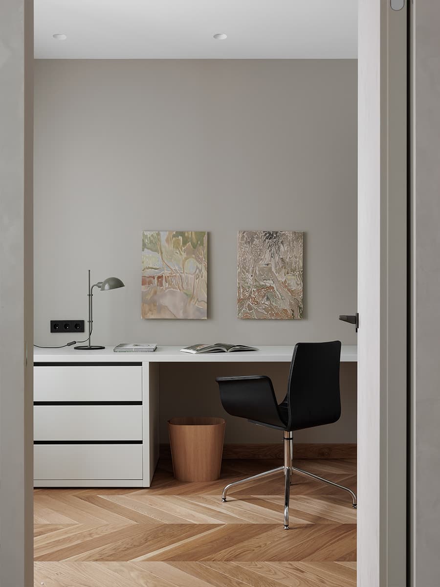 Бесшовные обои и итальянская мебель в светлом интерьере квартиры — проект Ольги Фокиной