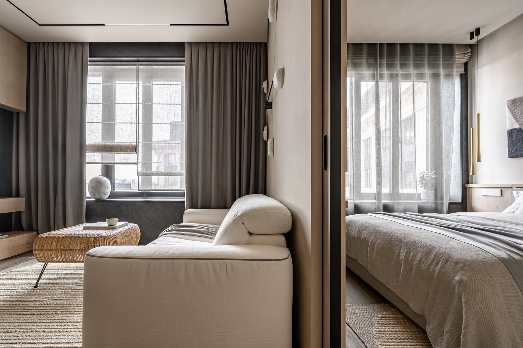 Бесшовные обои и итальянская мебель в светлом интерьере квартиры — проект Ольги Фокиной