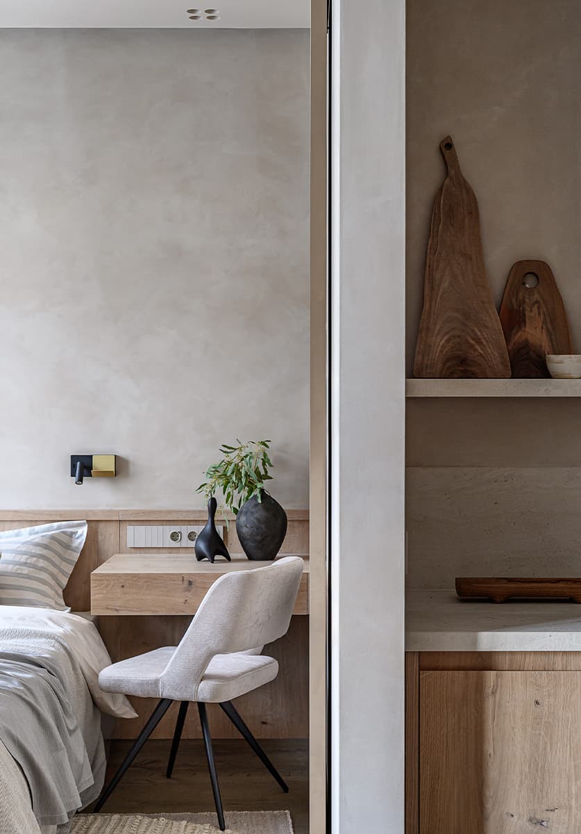 Бесшовные обои и итальянская мебель в светлом интерьере квартиры — проект Ольги Фокиной