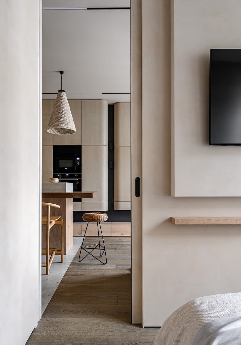 Бесшовные обои и итальянская мебель в светлом интерьере квартиры — проект Ольги Фокиной