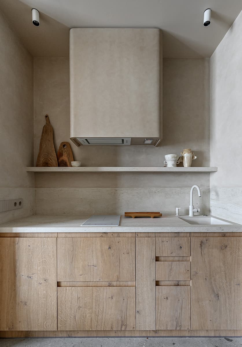 Бесшовные обои и итальянская мебель в светлом интерьере квартиры — проект Ольги Фокиной