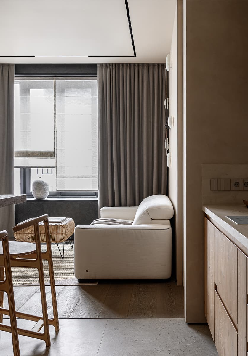 Бесшовные обои и итальянская мебель в светлом интерьере квартиры — проект Ольги Фокиной