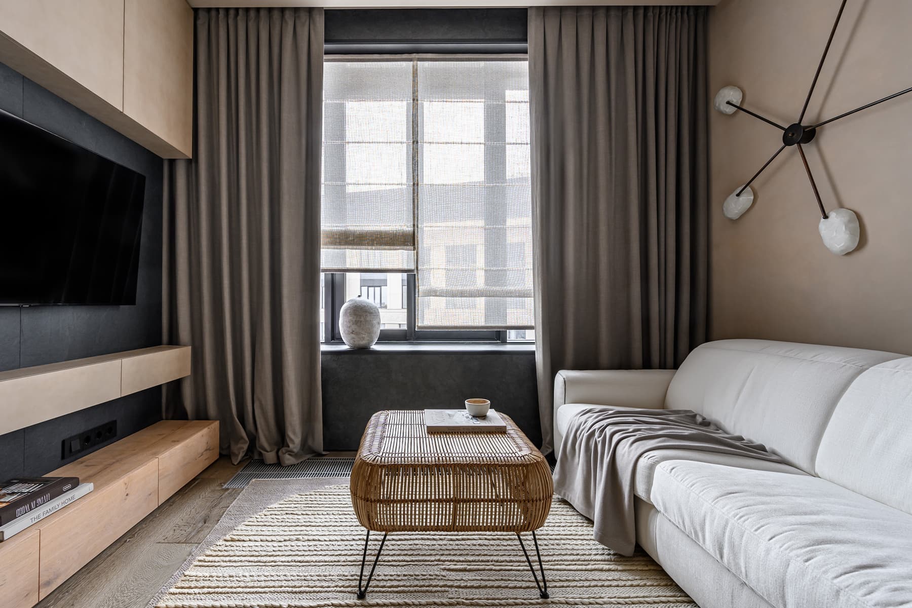 Бесшовные обои и итальянская мебель в светлом интерьере квартиры — проект Ольги Фокиной w3