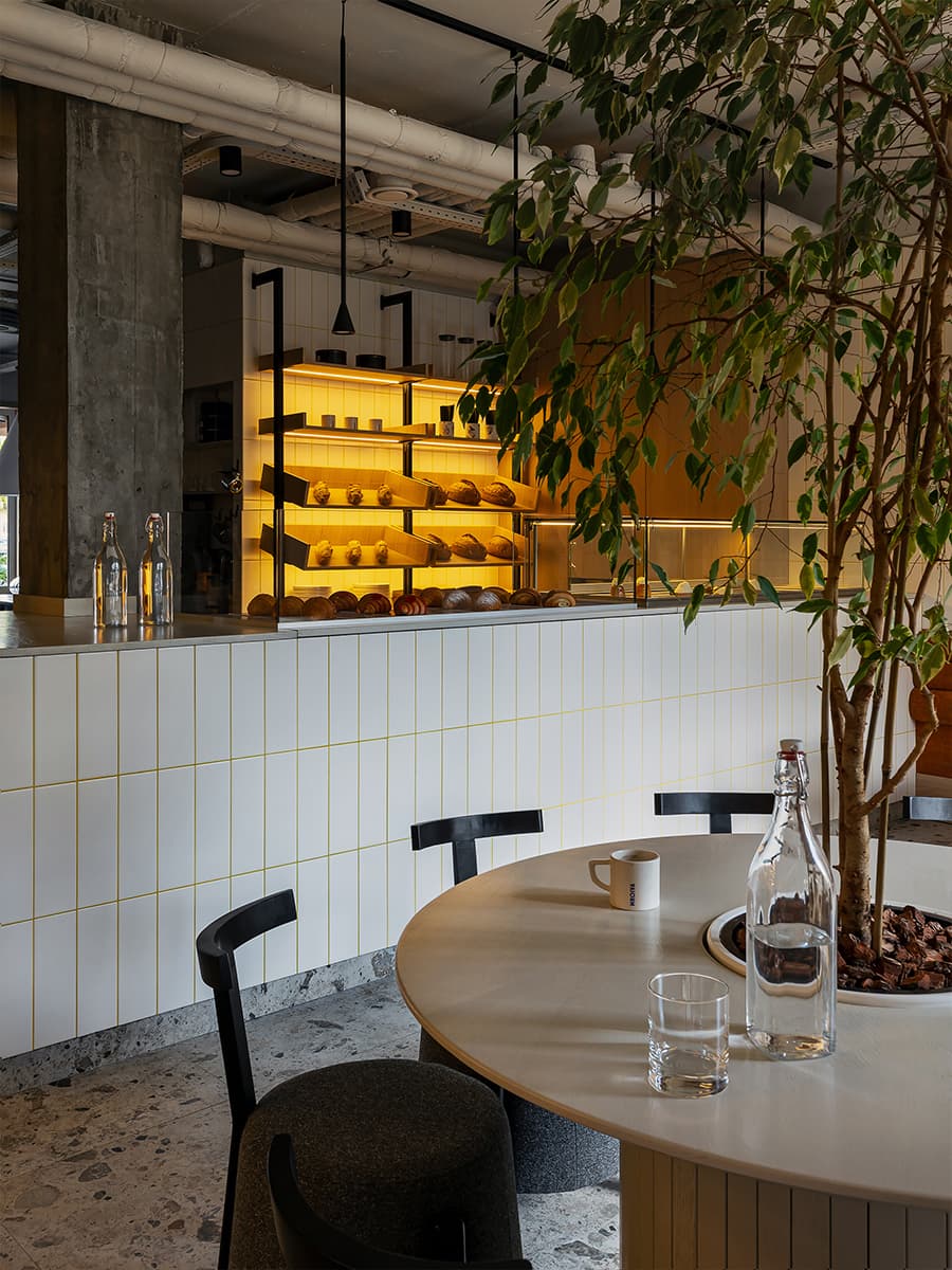 Красочный интерьер небольшого кафе в Минске — проект Натальи Знахарчук