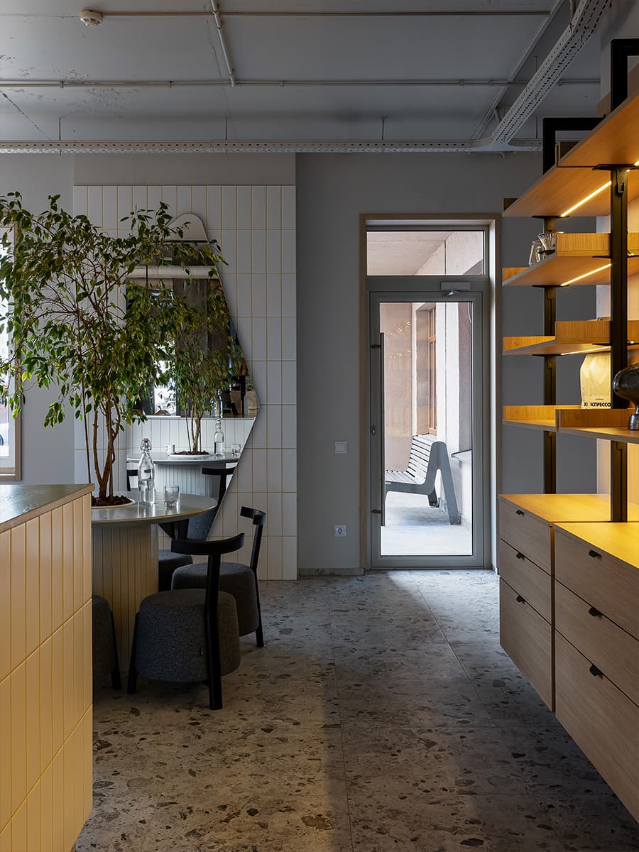 Красочный интерьер небольшого кафе в Минске — проект Натальи Знахарчук