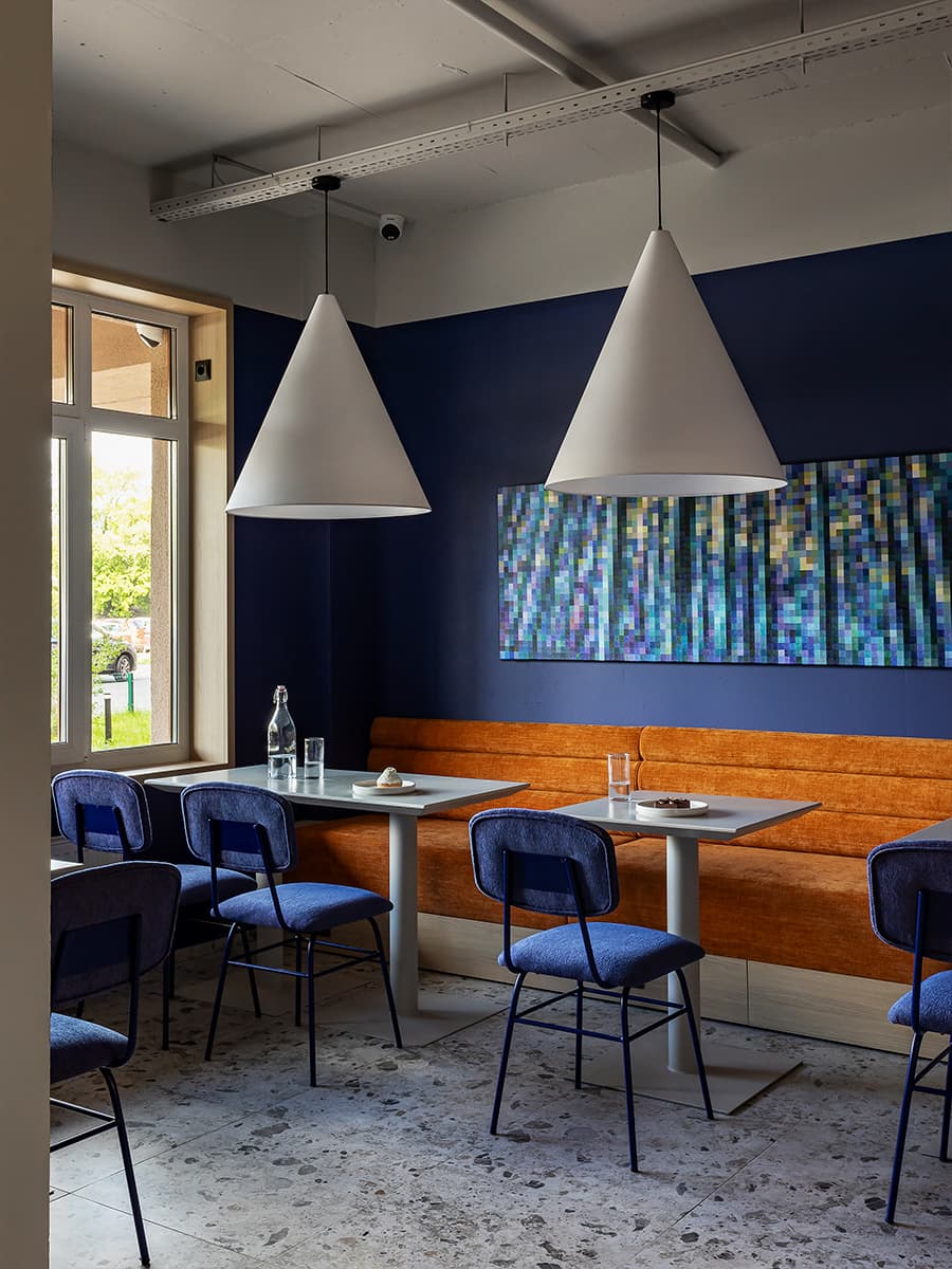 Красочный интерьер небольшого кафе в Минске — проект Натальи Знахарчук