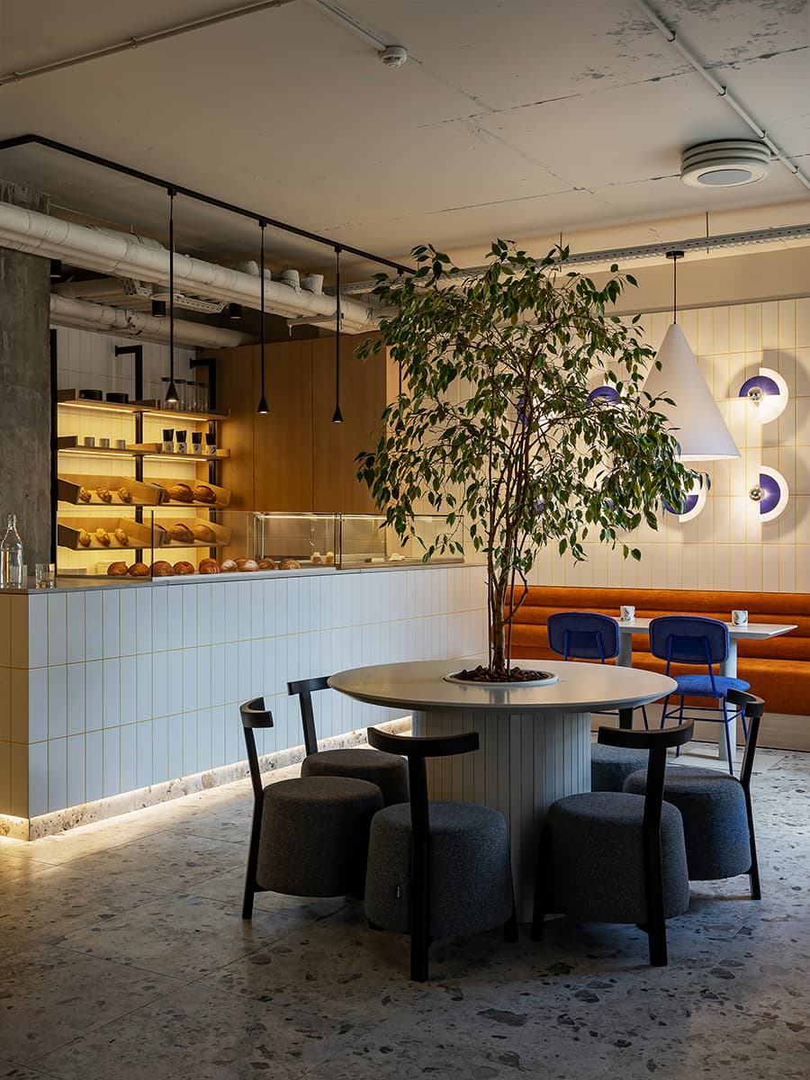 Красочный интерьер небольшого кафе в Минске — проект Натальи Знахарчук