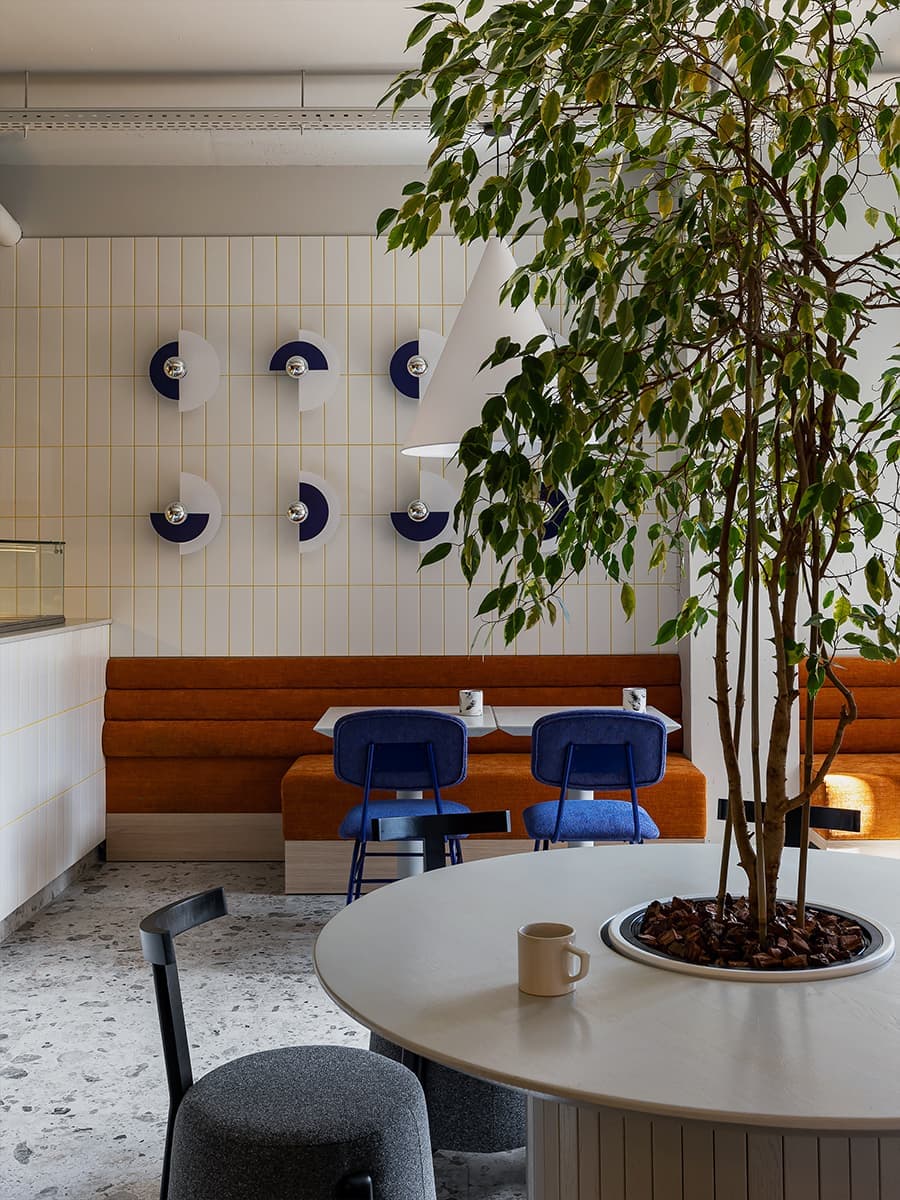 Красочный интерьер небольшого кафе в Минске — проект Натальи Знахарчук