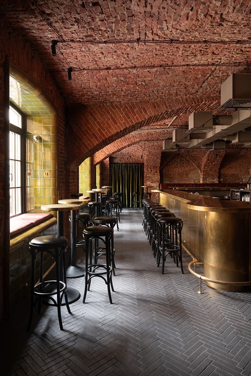Камерный петербургский бар с латунными деталями — проект студии zavod11 и PogodinRogov