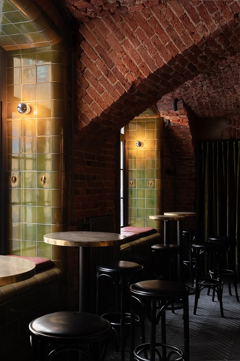 Камерный петербургский бар с латунными деталями — проект студии zavod11 и PogodinRogov