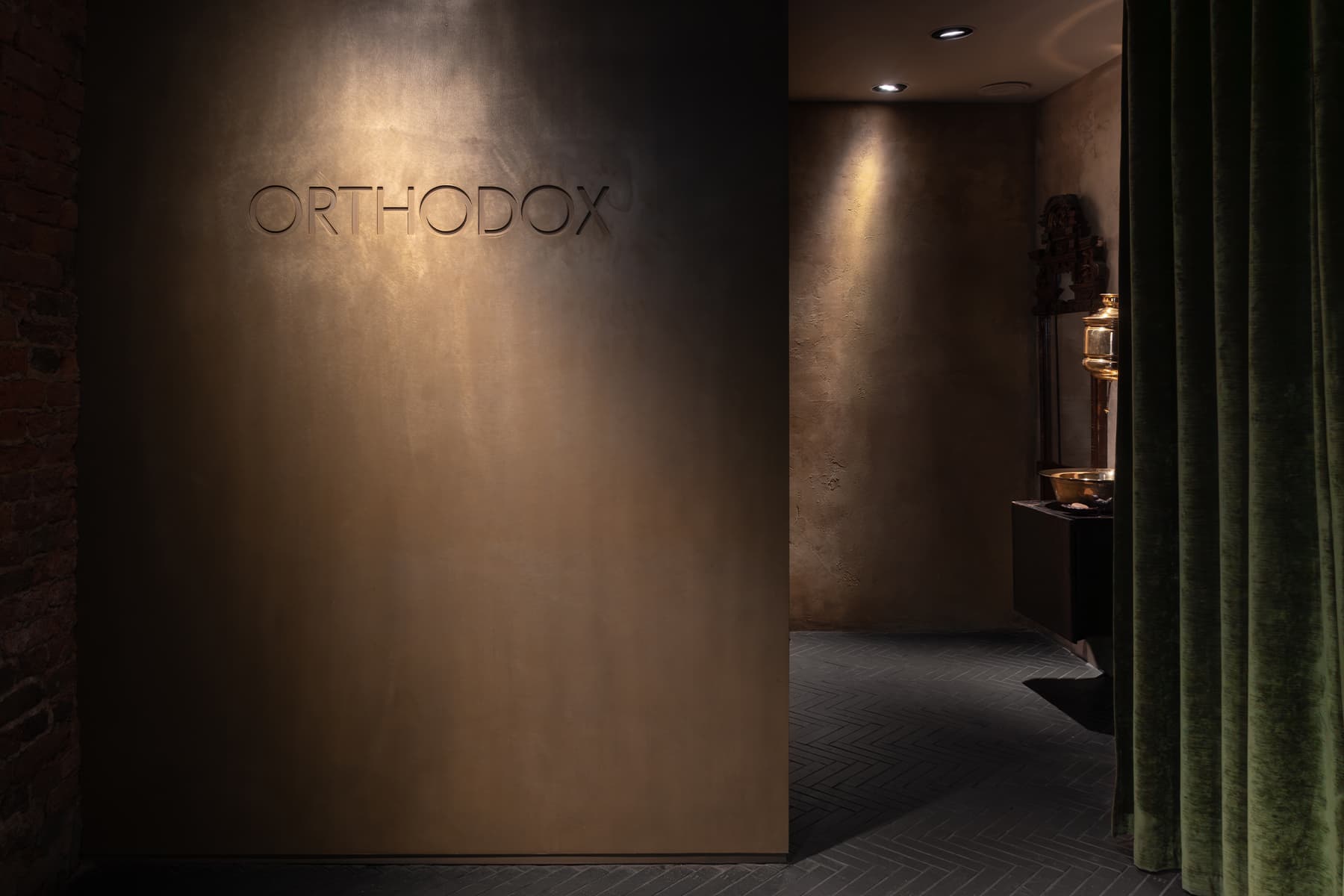 Камерный петербургский бар с латунными деталями — проект студии zavod11 и PogodinRogov