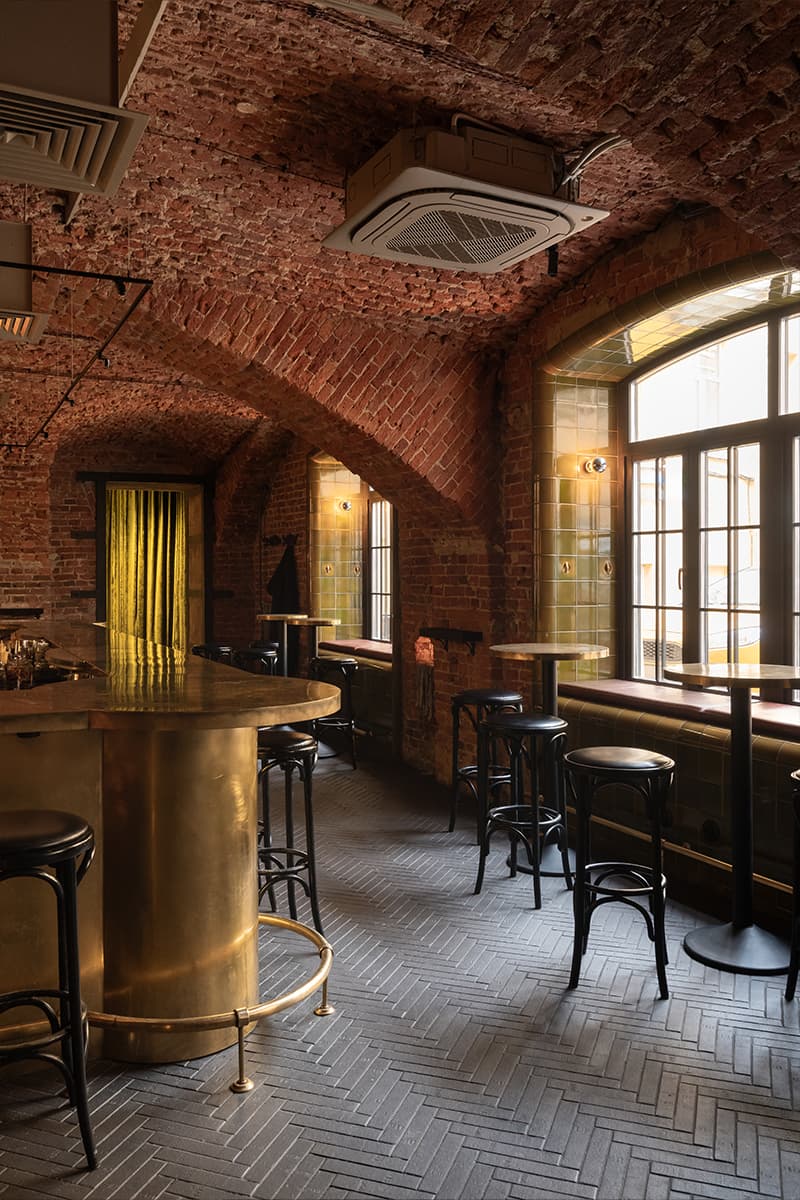 Камерный петербургский бар с латунными деталями — проект студии zavod11 и PogodinRogov