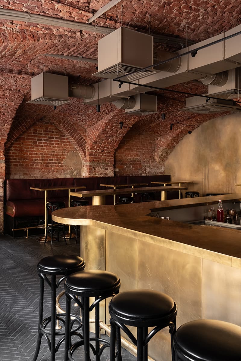 Камерный петербургский бар с латунными деталями — проект студии zavod11 и PogodinRogov