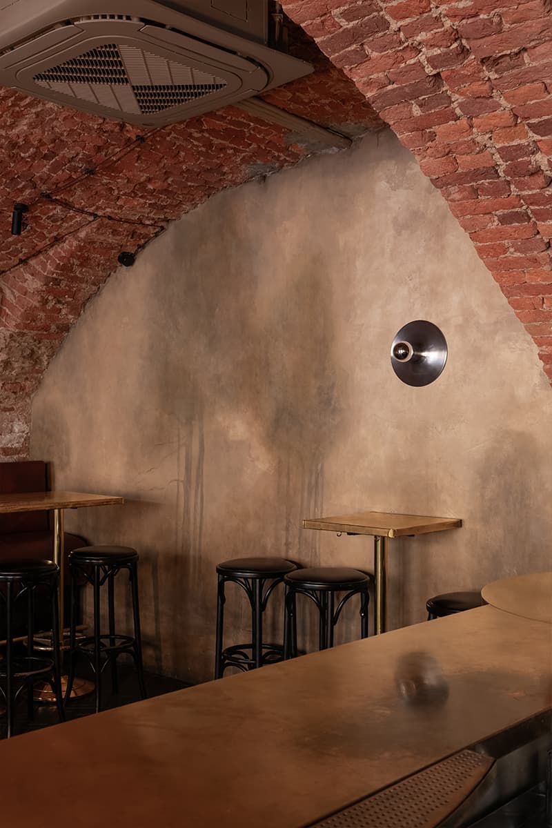 Камерный петербургский бар с латунными деталями — проект студии zavod11 и PogodinRogov