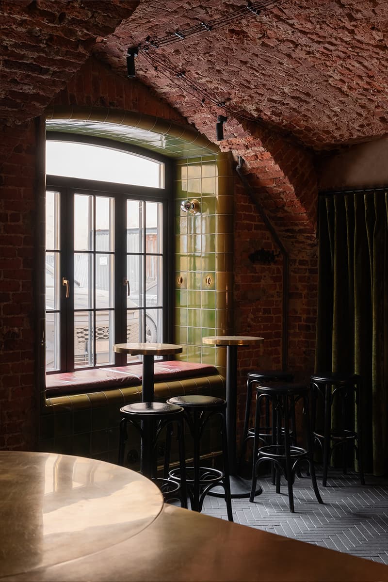 Камерный петербургский бар с латунными деталями — проект студии zavod11 и PogodinRogov
