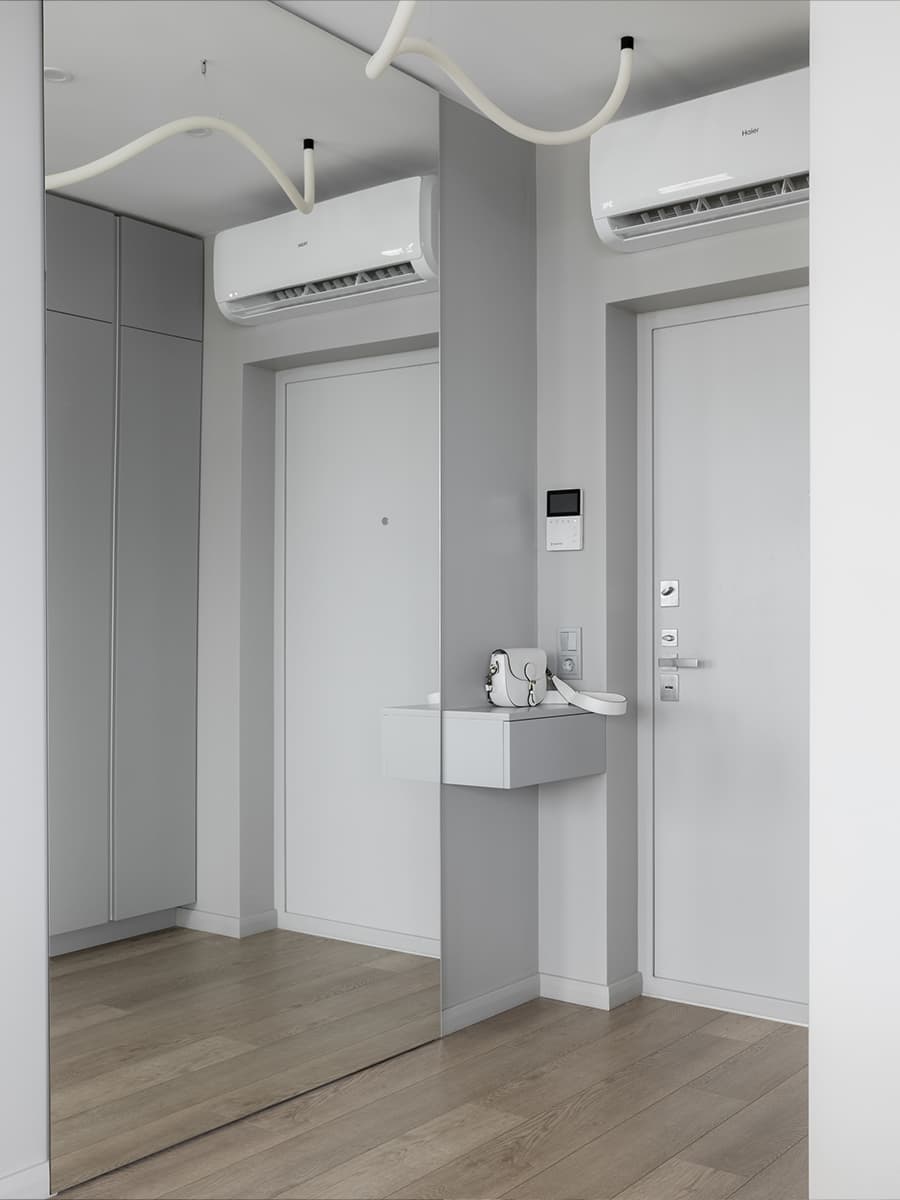 Люстра в виде молнии в интерьере видовой квартиры — проект Кати Чиж