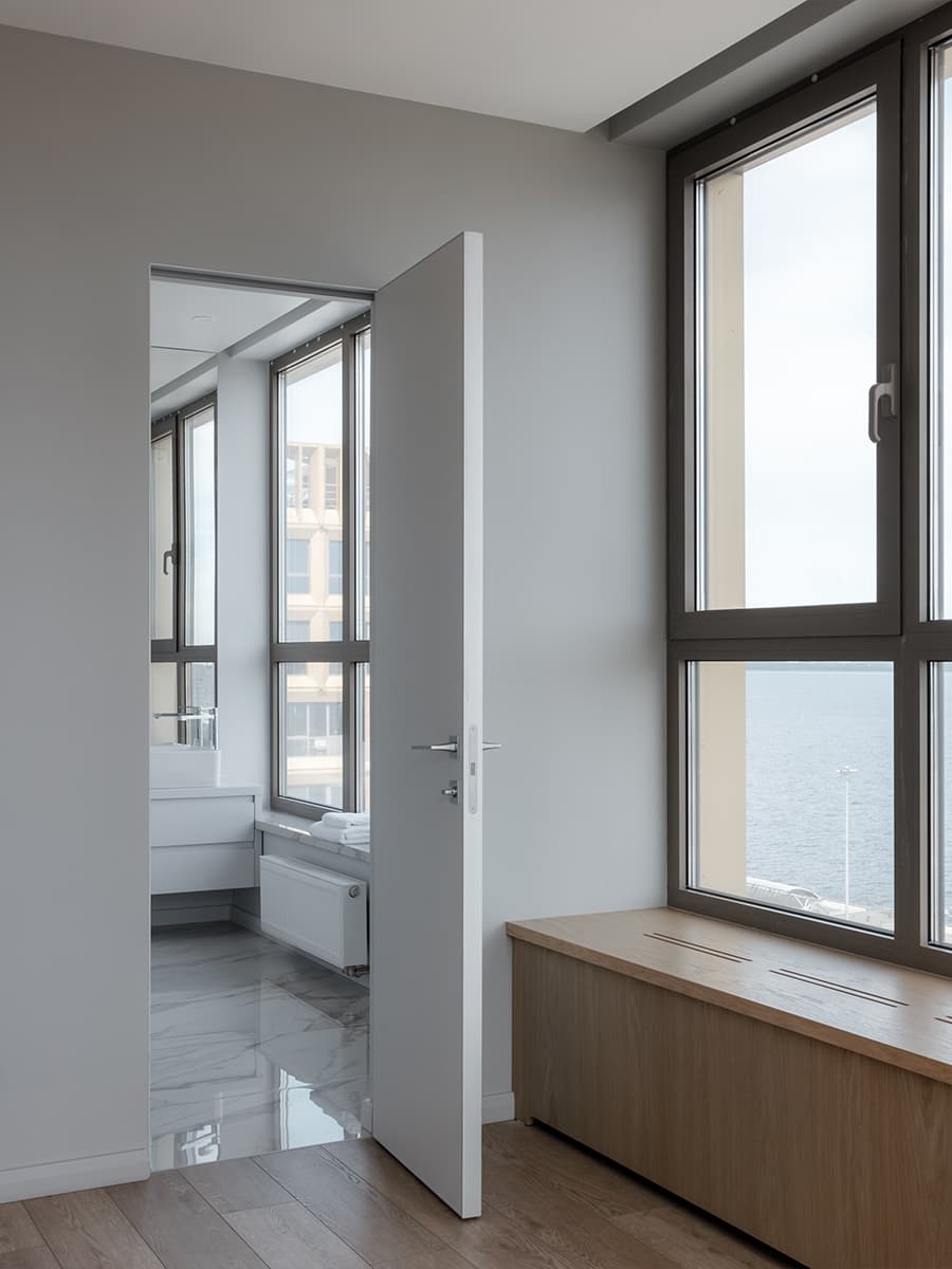 Люстра в виде молнии в интерьере видовой квартиры — проект Кати Чиж