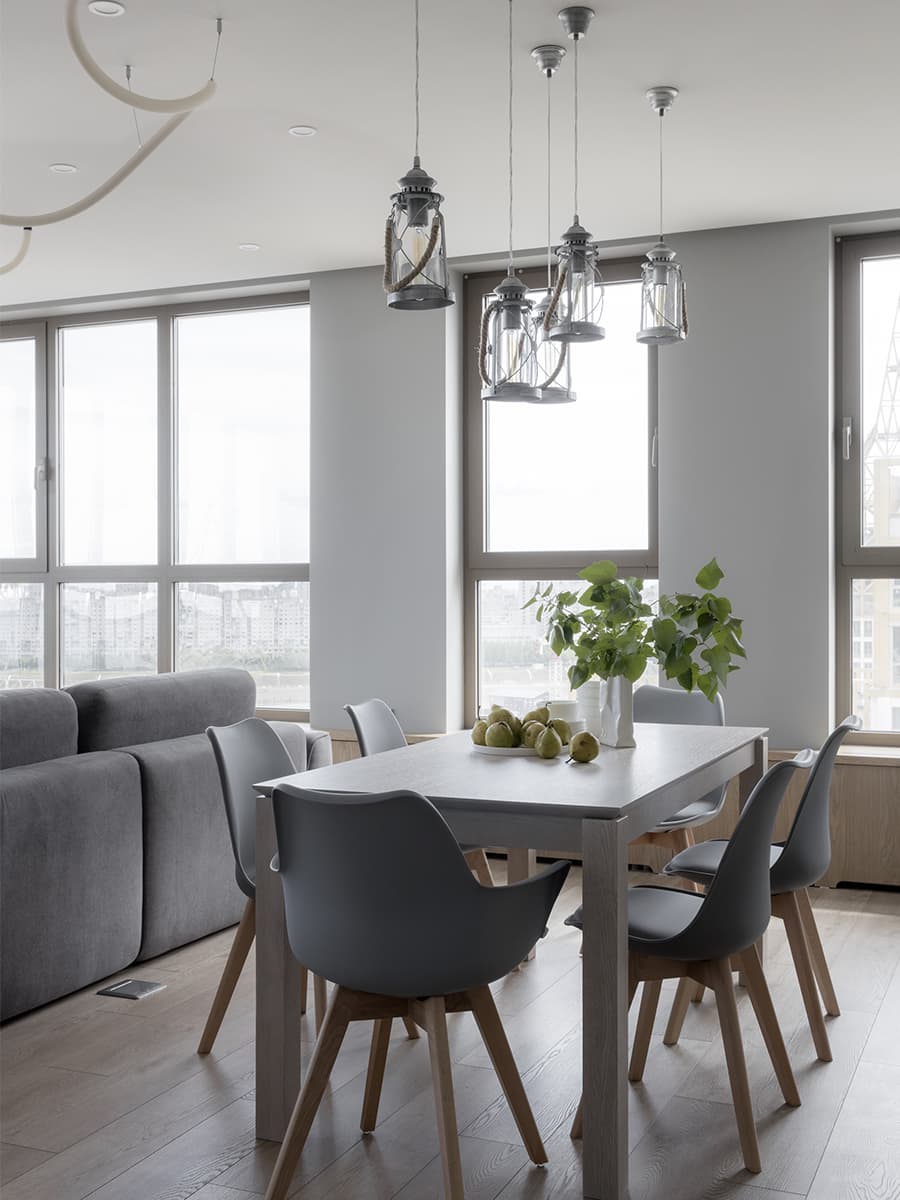 Люстра в виде молнии в интерьере видовой квартиры — проект Кати Чиж