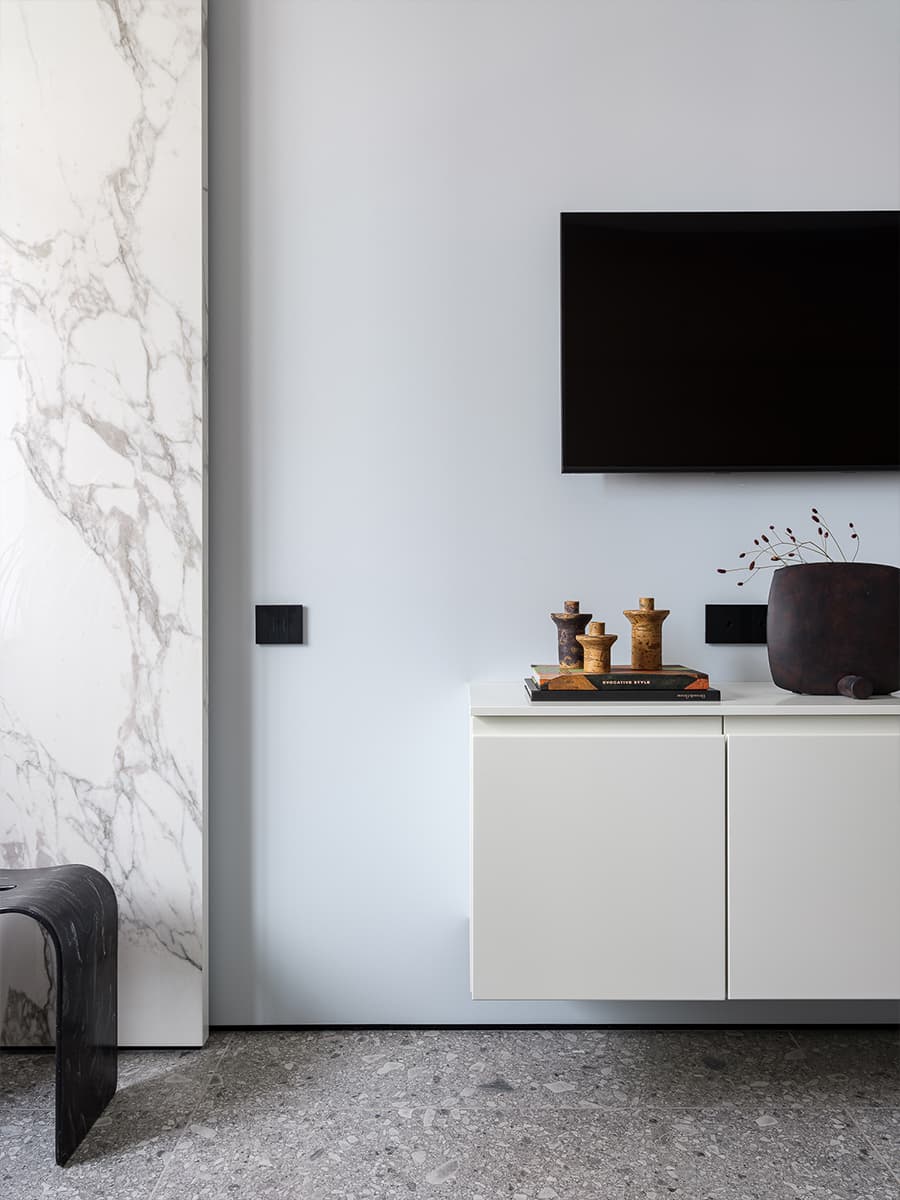 Терракотовые акценты в интерьере небольшой квартиры — проект студии Poshinteriors