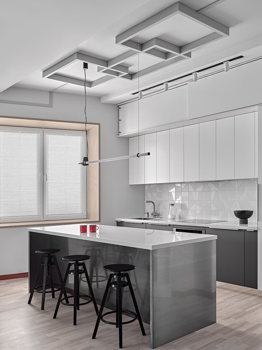 Интерьер в серых тонах с винными акцентами для молодой пары — проект Studi.O