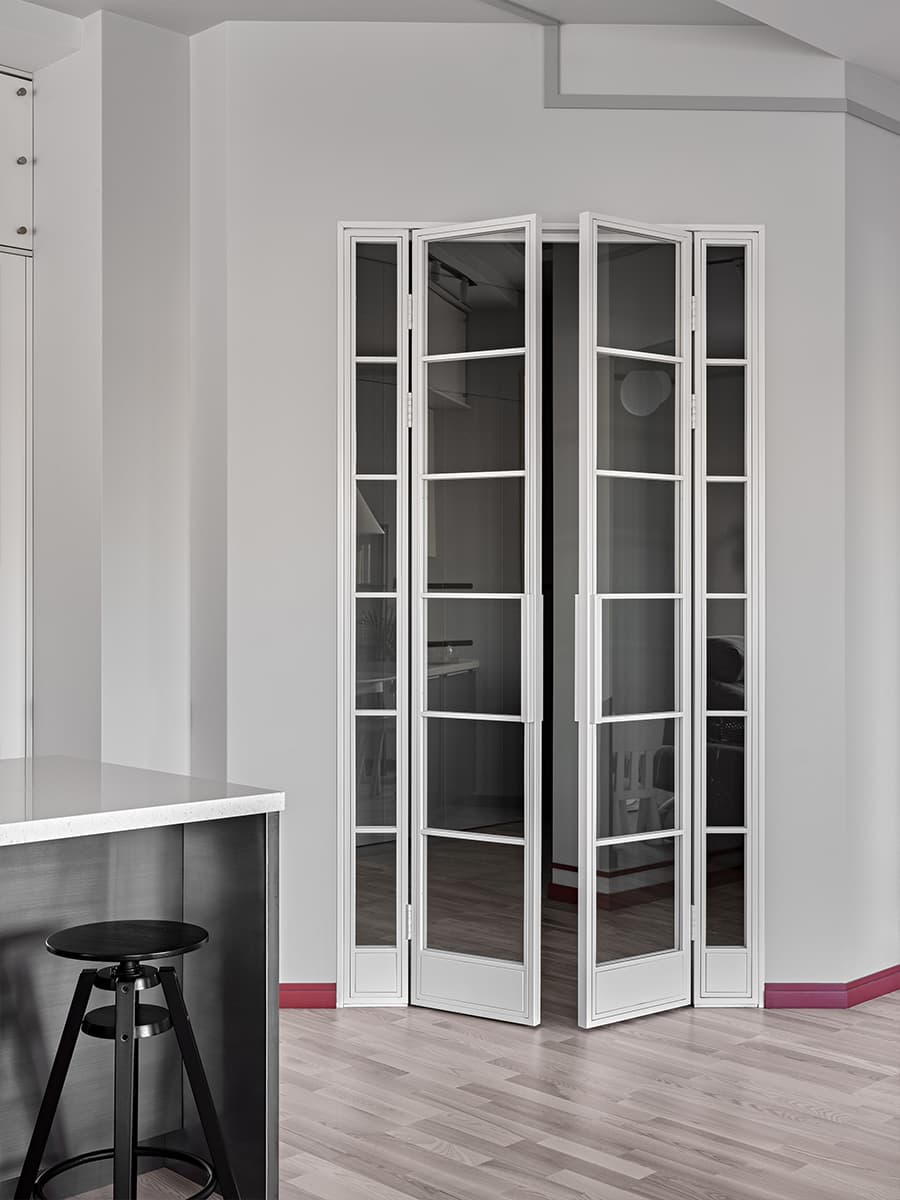 Интерьер в серых тонах с винными акцентами для молодой пары — проект Studi.O