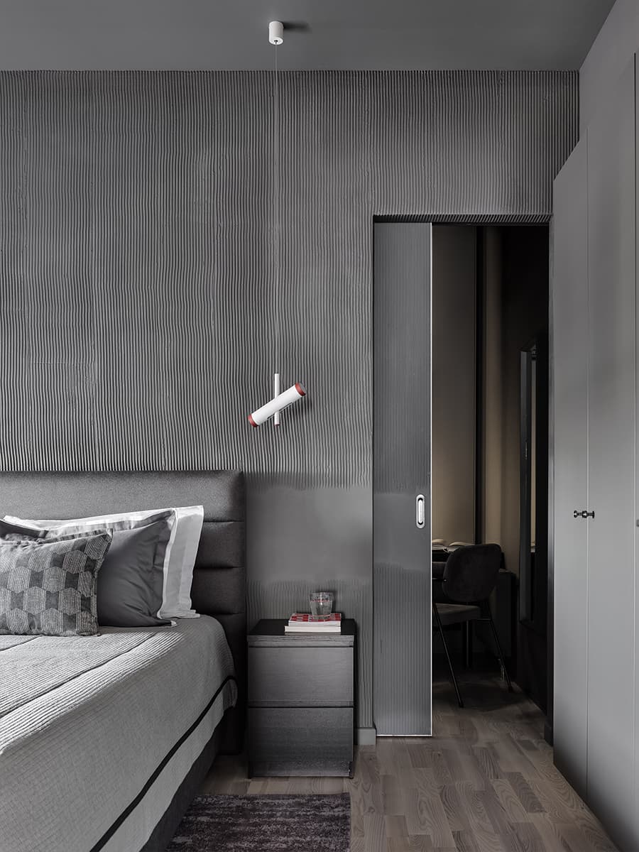 Интерьер в серых тонах с винными акцентами для молодой пары — проект Studi.O