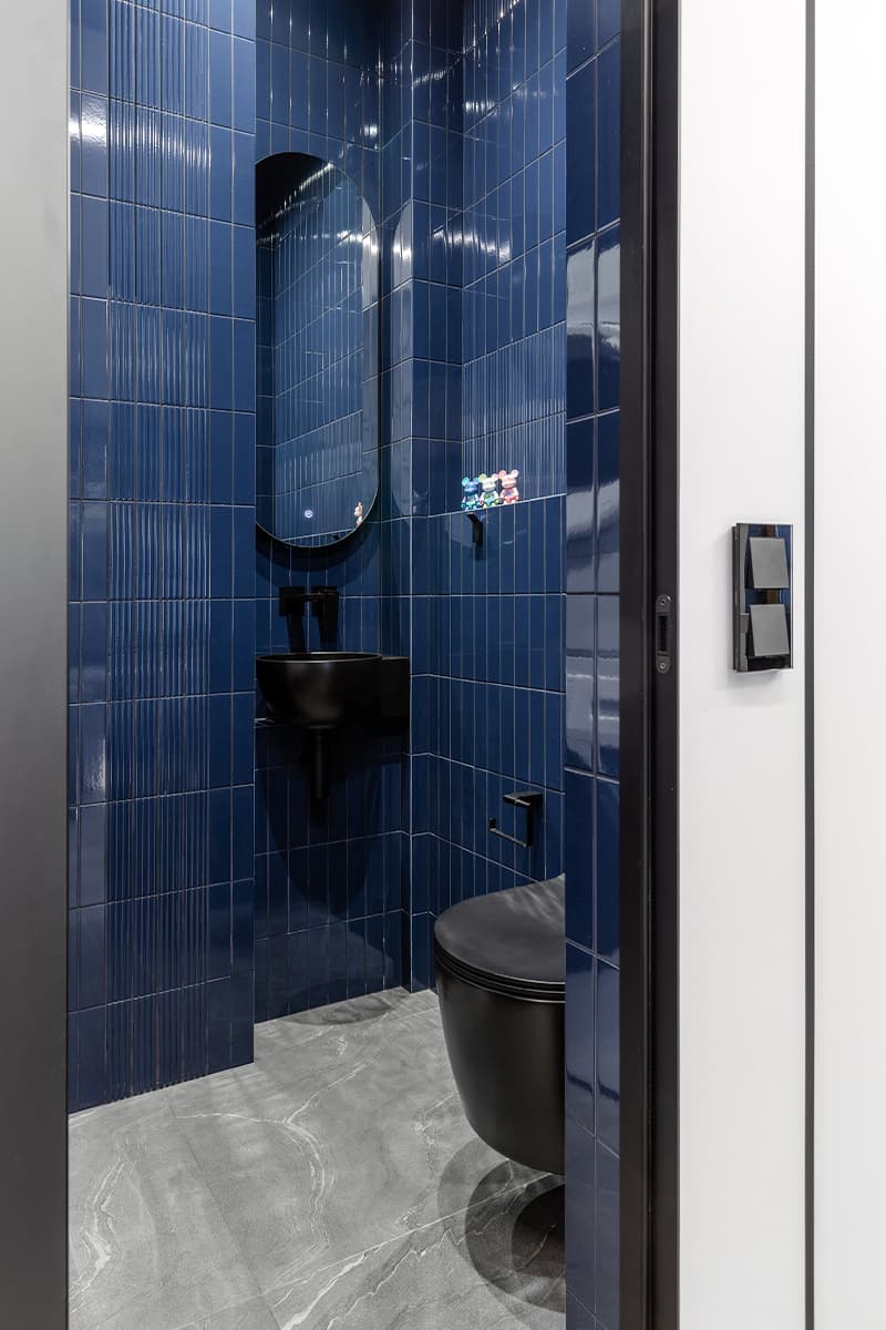 Голубое стекло и ощущение воздуха в современном интерьере для студента — проект design studio Galitarova