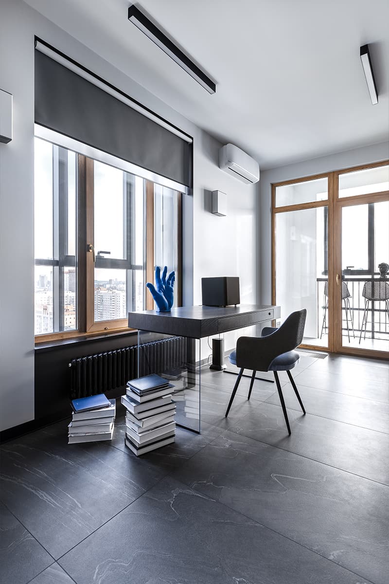 Голубое стекло и ощущение воздуха в современном интерьере для студента — проект design studio Galitarova